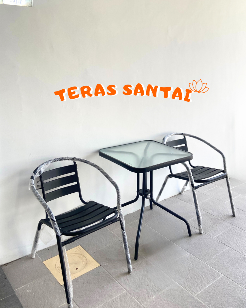 teras untuk santai sangat nyaman dilengkapi meja dan kursi