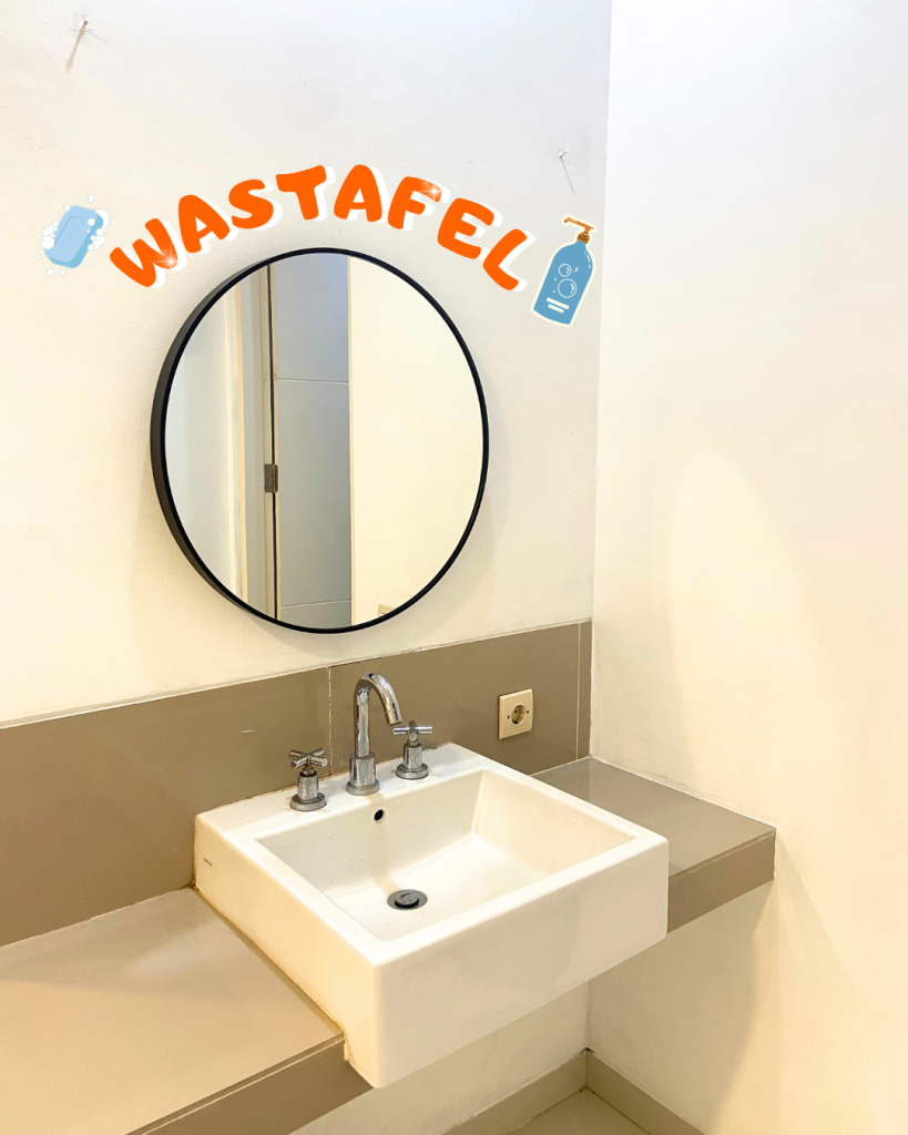 wastafel yang berada di depan kamar mandi